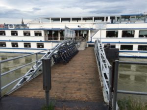 Rollatoren am Schiff